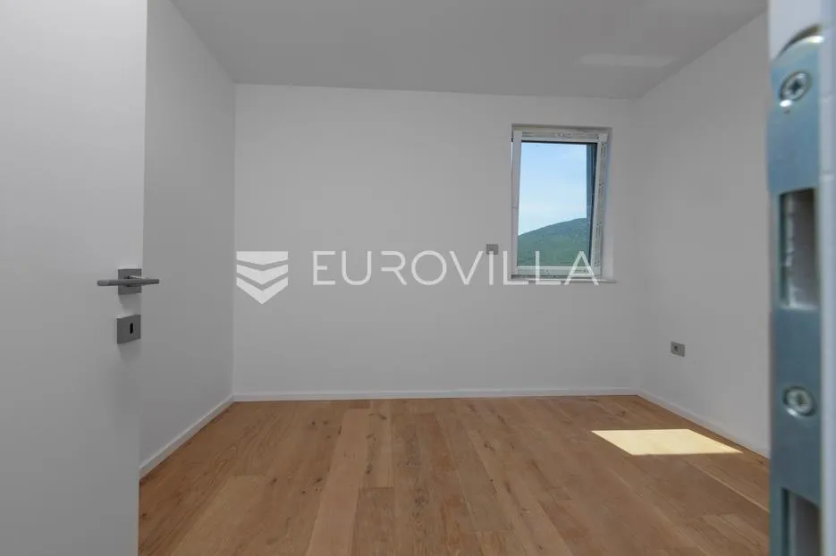 otok krk, vrbnik, moderan stan s pogledom na more, dodatnim studio prostorom i okućnicom - slika 5