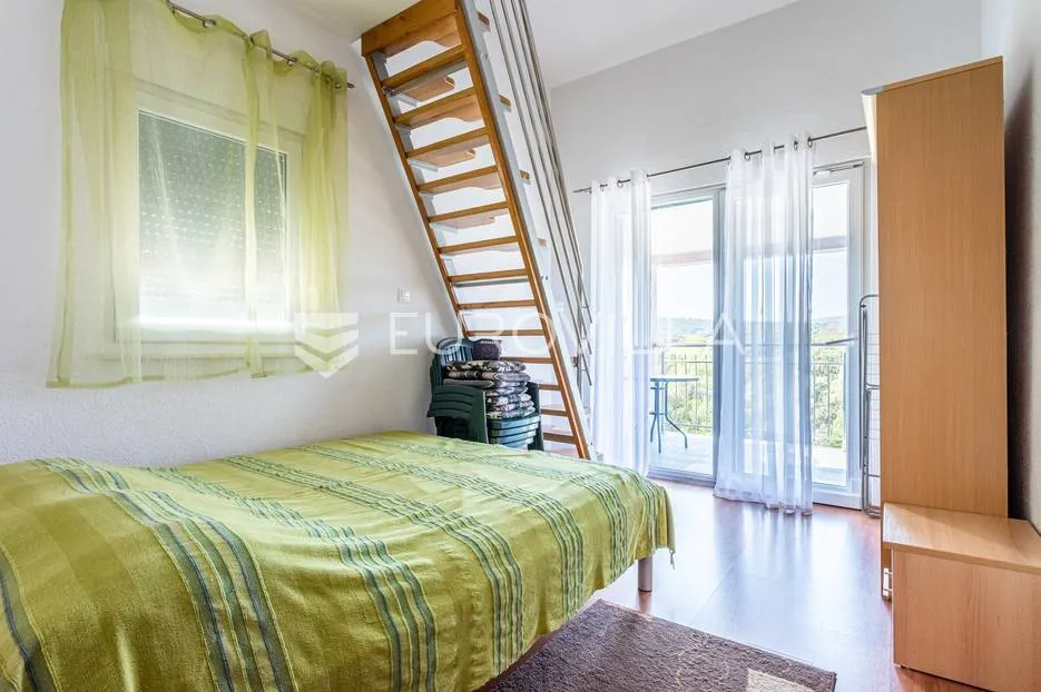 vinišće, kuća s s bazenom i 6 apartmana uz zemljište 1.000 m2 - slika 28
