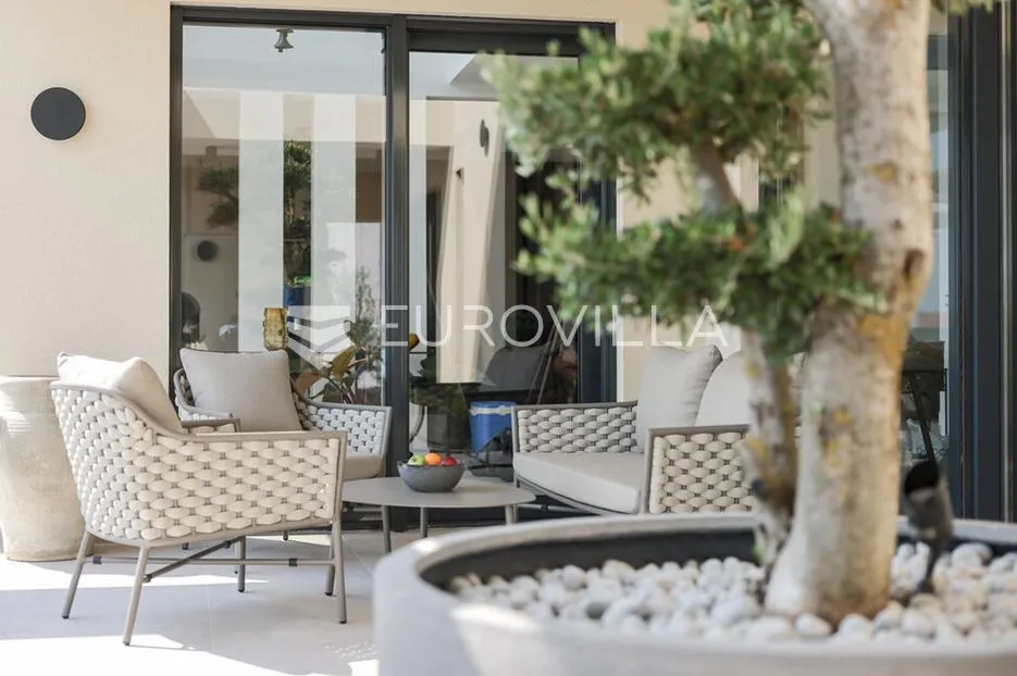 zadar, maslenica, luksuzna vila s bazenom i neometanim pogledom na more 254 m² - slika 5