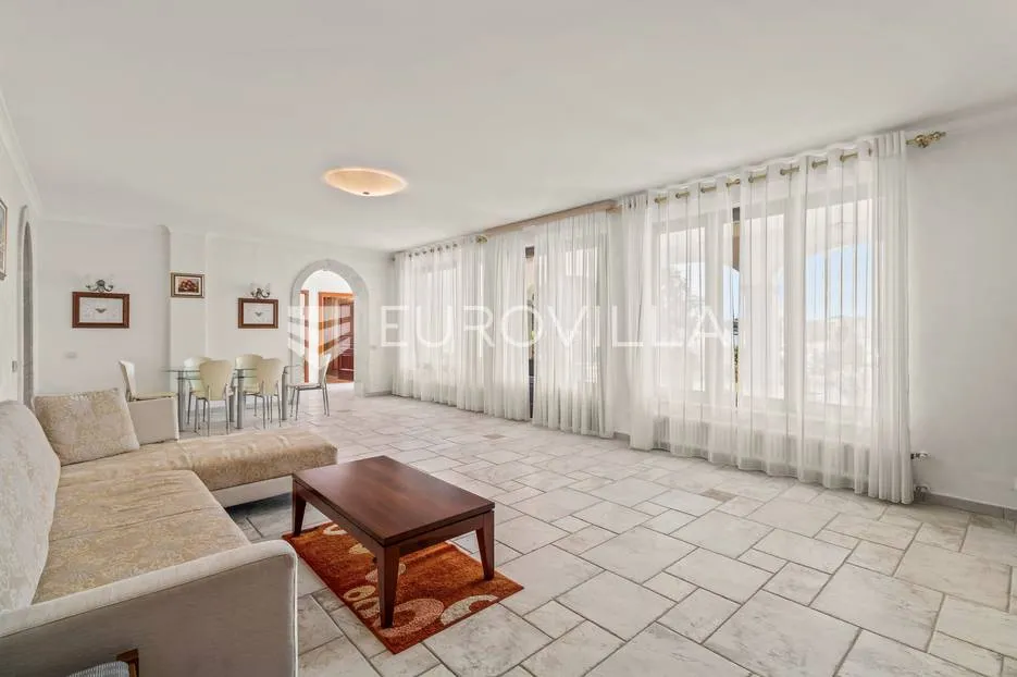 istra, umag - unikatna villa nkp 400 m2 na svega 30 m od mora - slika 47