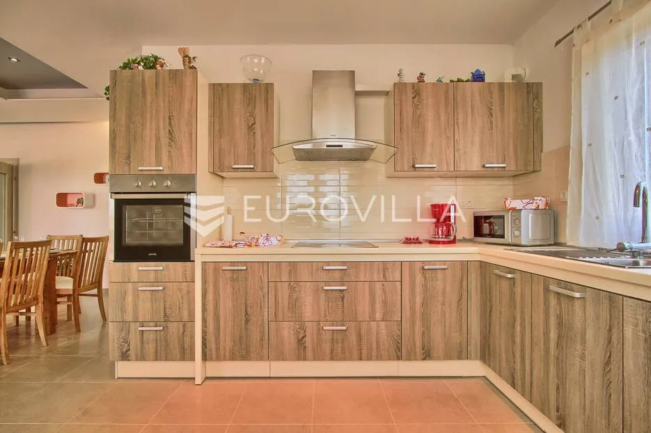 istra, svetvinčenat, 294 m² villa, bazen, jacuzzi te multifunkcionalno igralište na 2000 m² okućnice - slika 15