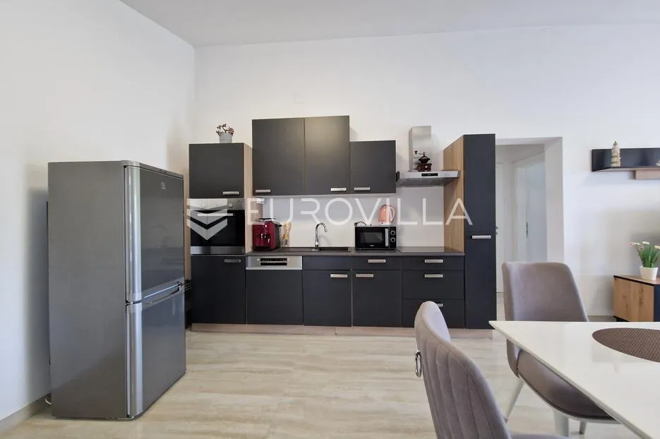 vir, elegantan trosoban apartman u centru vira, 600 m od plaže - slika 4