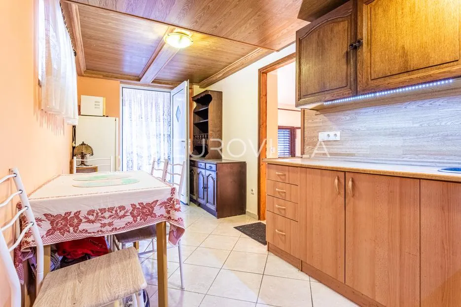 vodice, apartmanska kuća u blizini mora - slika 20