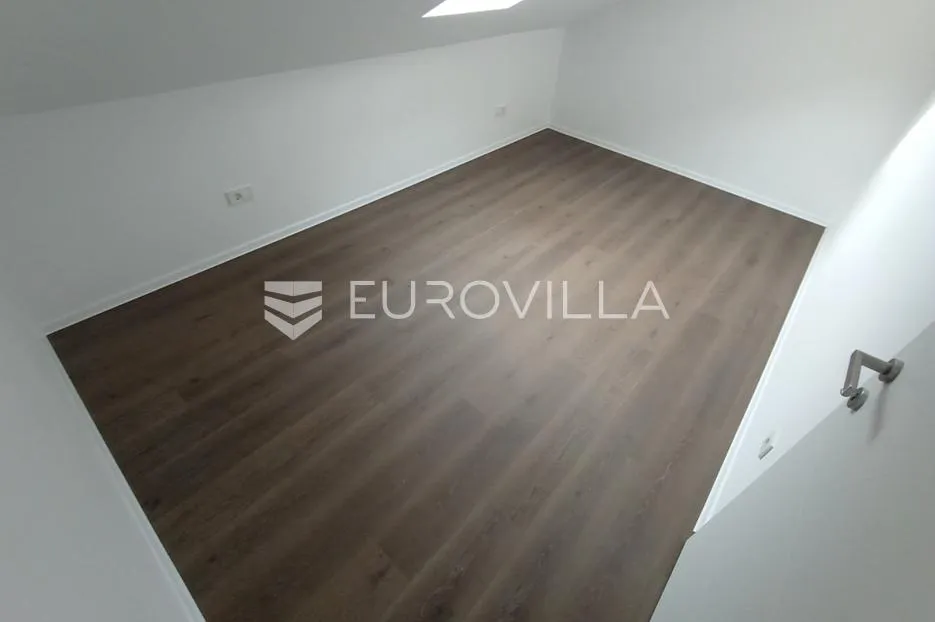 split, brda, potpuno renoviran trosoban stan - slika 9