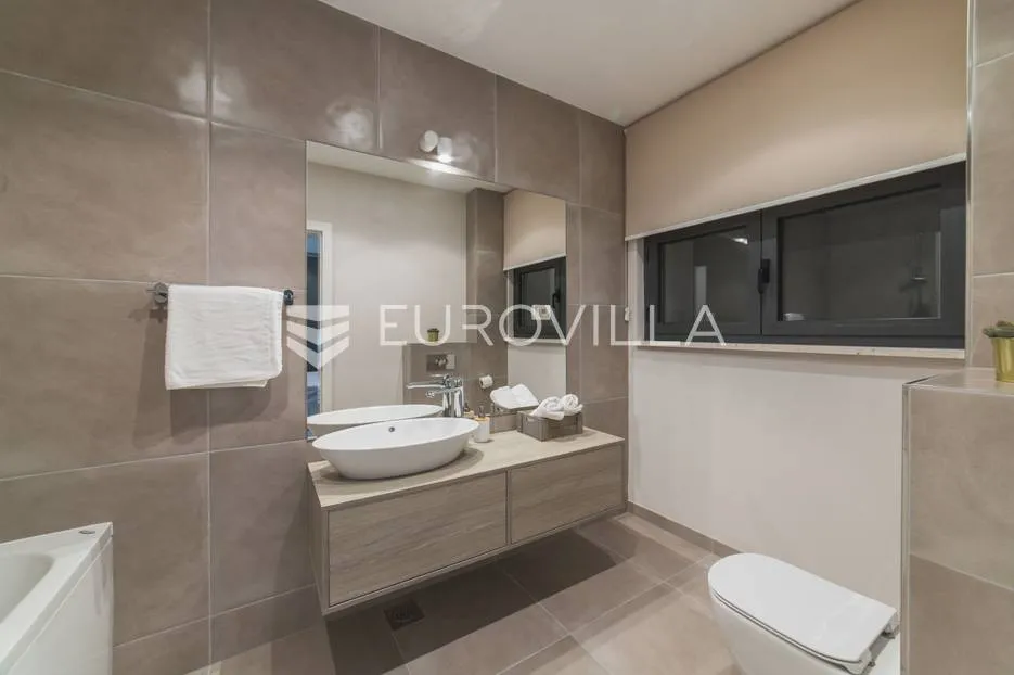 trogir, luksuzna vila s bazenom, nkp 368 m2 - slika 59