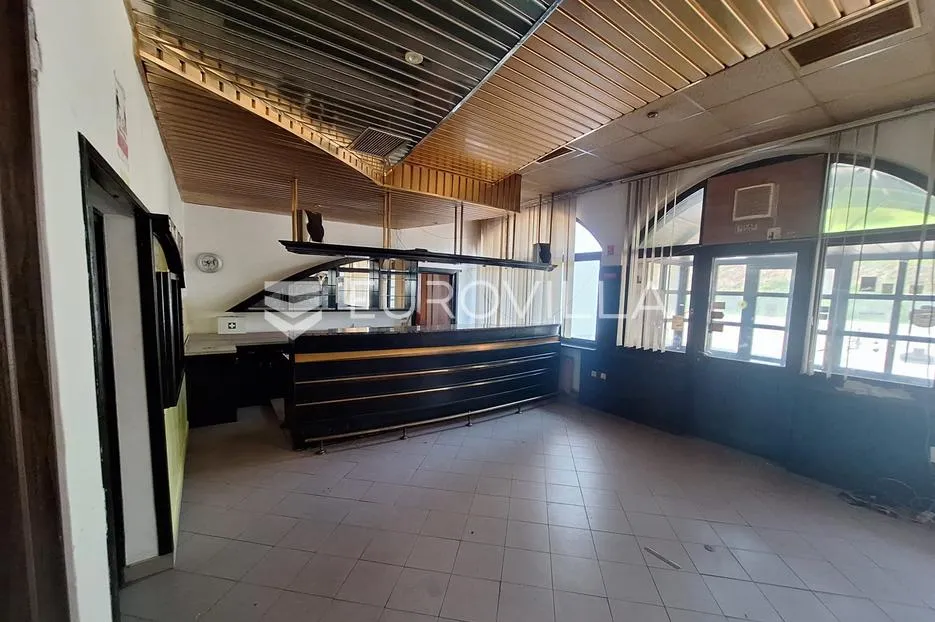 karlovac, borlin, kuća 720 m² s poslovnim prostorom, gospodarskom zgradom i nogometnim terenom - slika 3