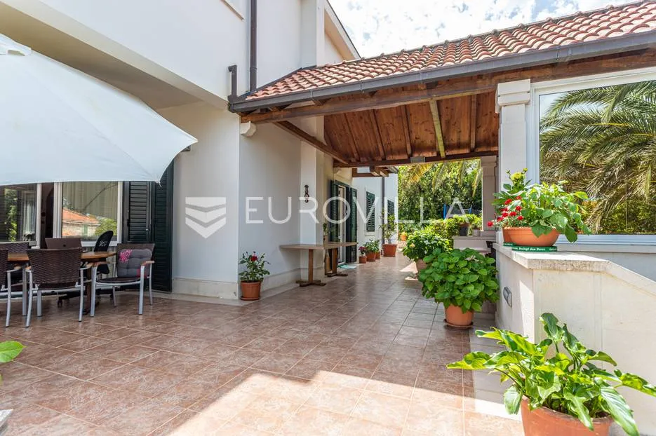 brač, prekrasna vila s velikom okućnicom 20 m od mora - slika 35
