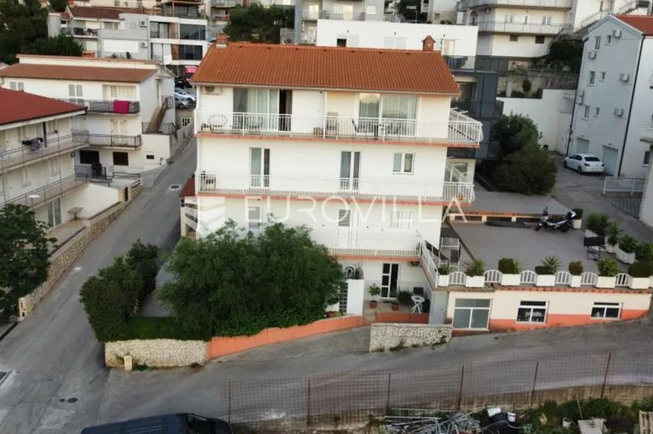 podstrana, strožanac, odlična samostojeća kuća, šest stambenih jedinica - slika 2