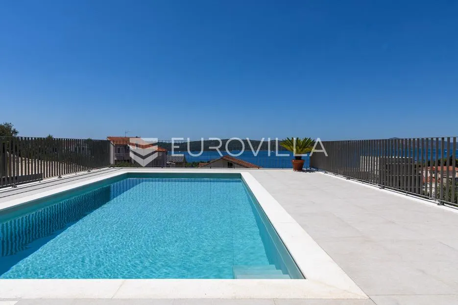 trogir, čiovo, luksuzan penthouse sa krovnom terasom i bazenom - slika 26