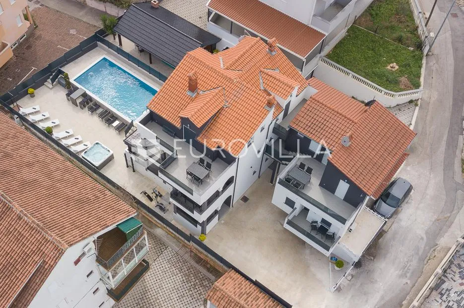 čiovo, okrug, vila sa šest apartmanski jedinica i bazenom - slika 2
