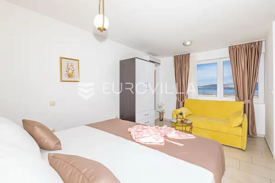 kaštel sućurac, predivna kuća s bazenom u prvom redu do mora - slika 23