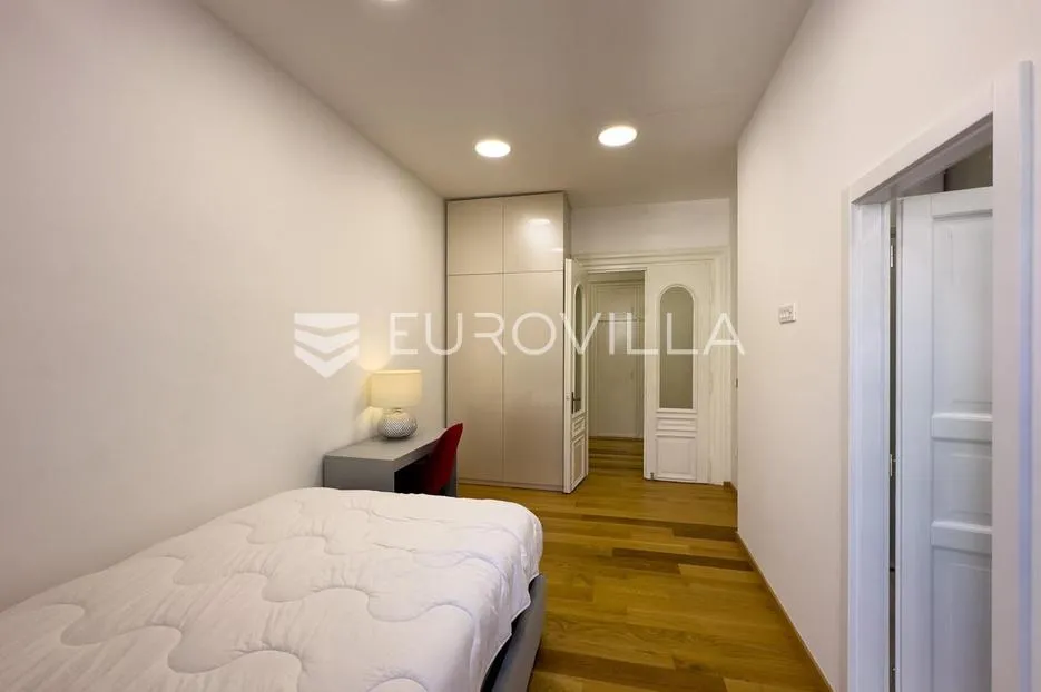 istra, pula, u centru grada moderno opremljen trosobni stan 85 m² - slika 10