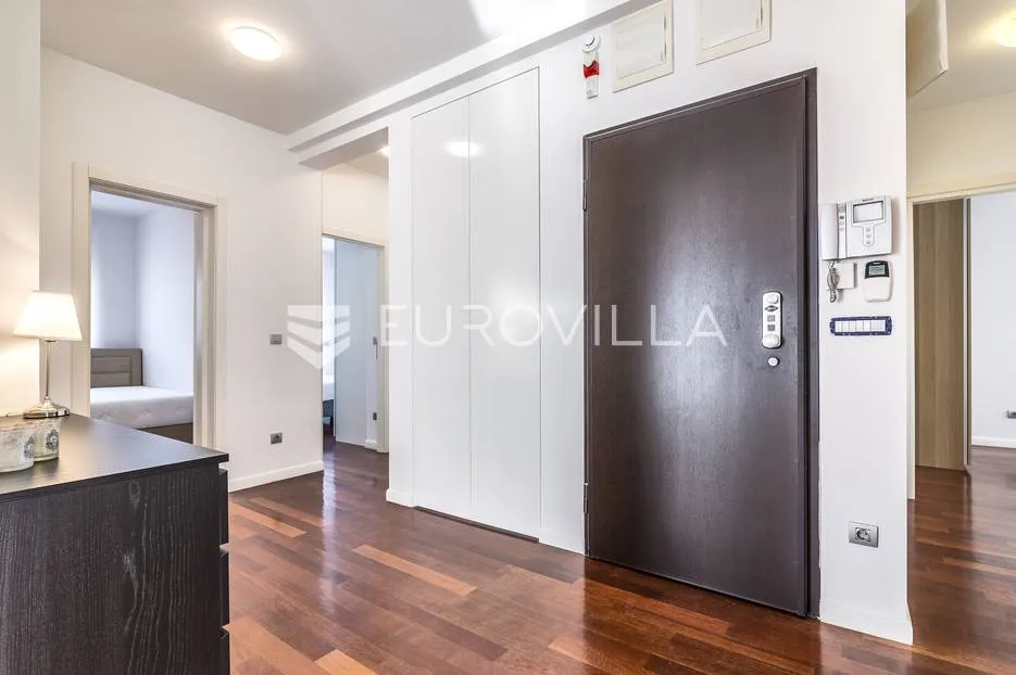 pantovčak četverosobni penthouse za najam u urbanoj vili na zelengaju - slika 15