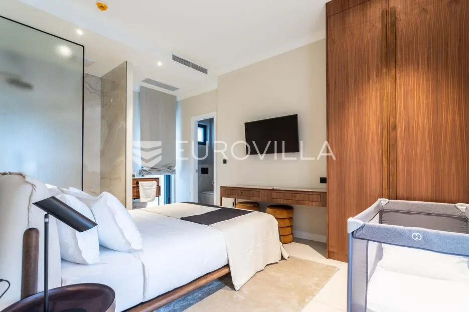 trogir, čiovo, ekskluzivna vila prvi red uz more, s prekrasnim pogledom na grad - slika 10