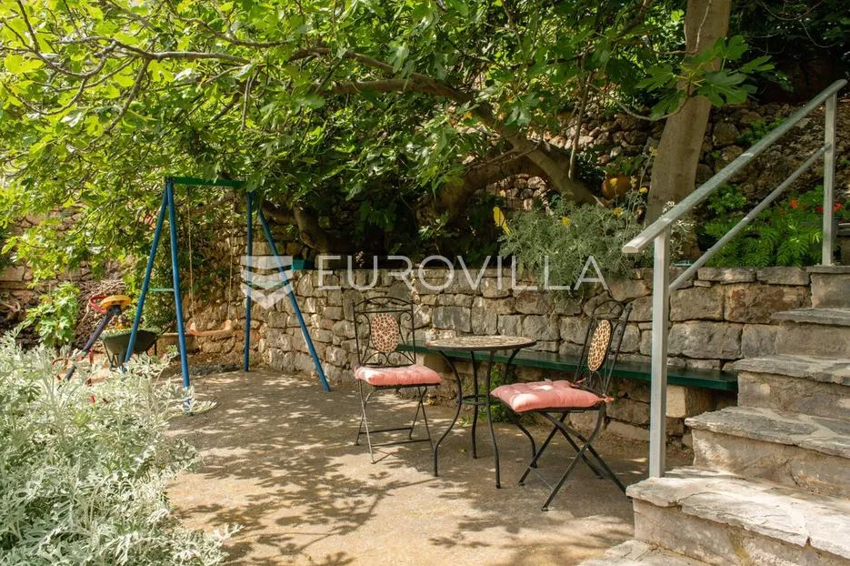 bol na braču - apartmanska kuća s građevinskim zemljištem - slika 8