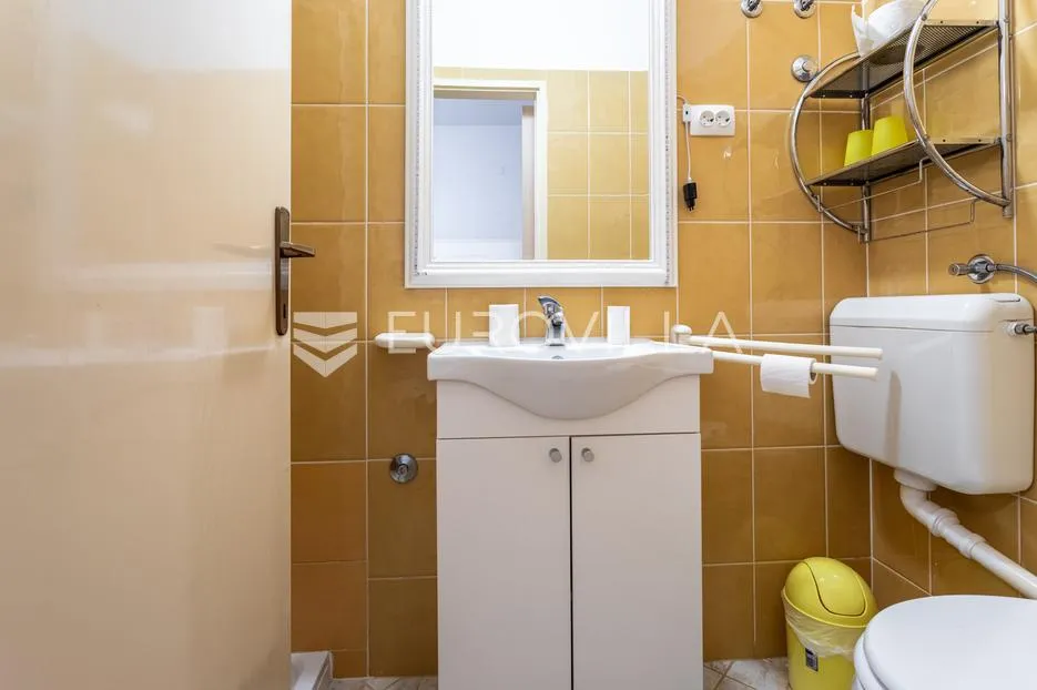 jesenice, omiška rivijera samostojeća kuća ukupne površine 426 m² - slika 15