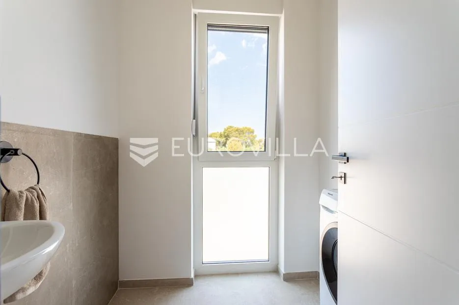 brodarica, moderna vila s bazenom, 283,62 m² - slika 20