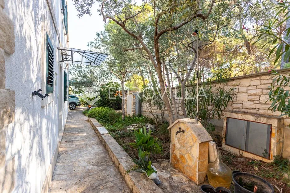 brač, supetar, kuća ukupne površine 372 m² na zemljištu površine 411 m² - slika 38