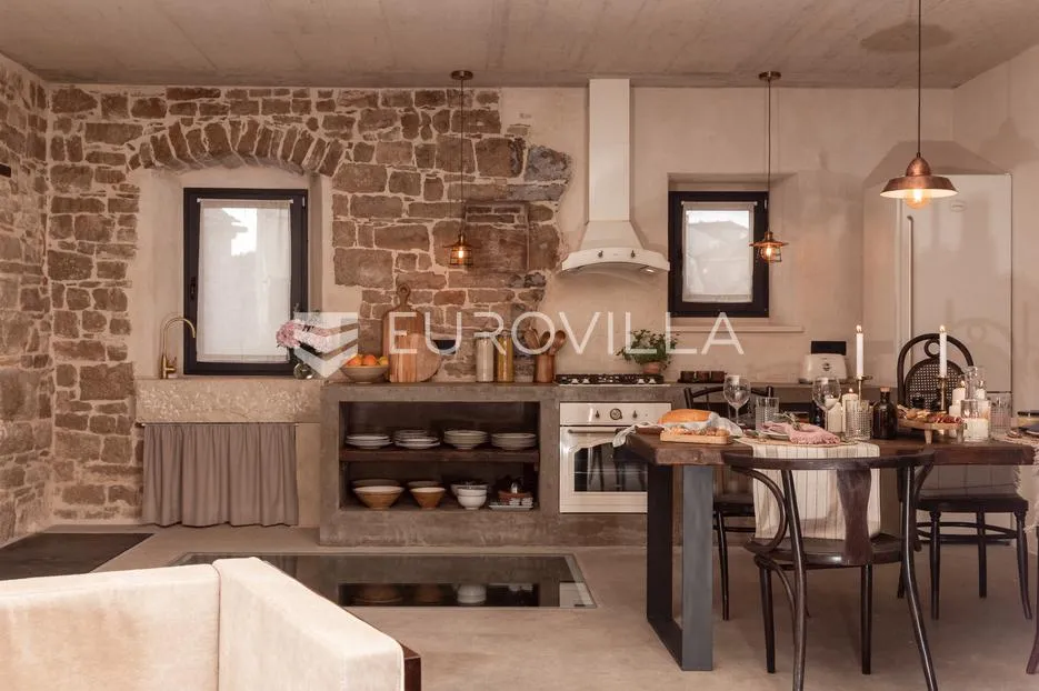 Brač, Pučišća, unikatna kamena vila - Gornji Humac