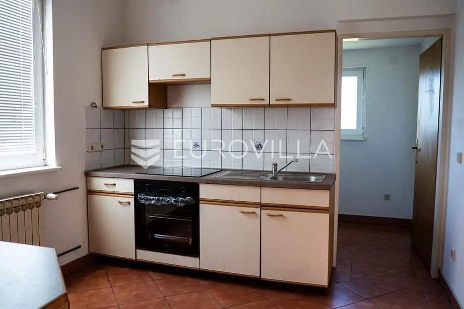 županja, prostrana obiteljska kuća površine 180 m² na parceli od 788 m² u mirnoj ulici - slika 7