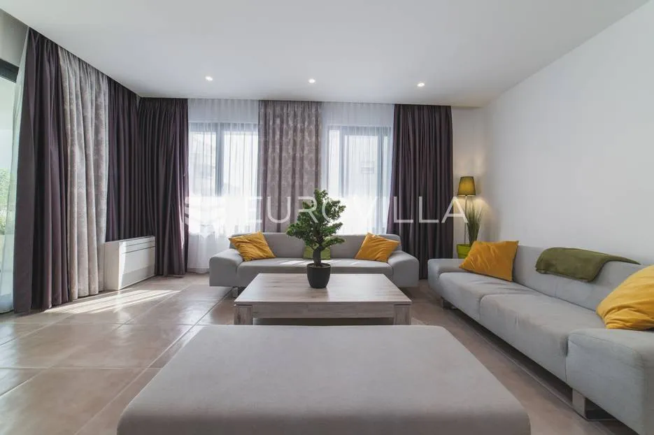trogir, luksuzna vila s bazenom, nkp 368 m2 - slika 14