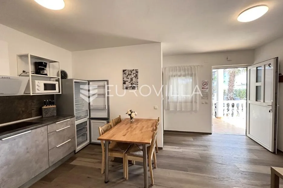 vir, atraktivna apartmanska kuća s 4 stambene jedinice udaljene 150 m od plaže - slika 52