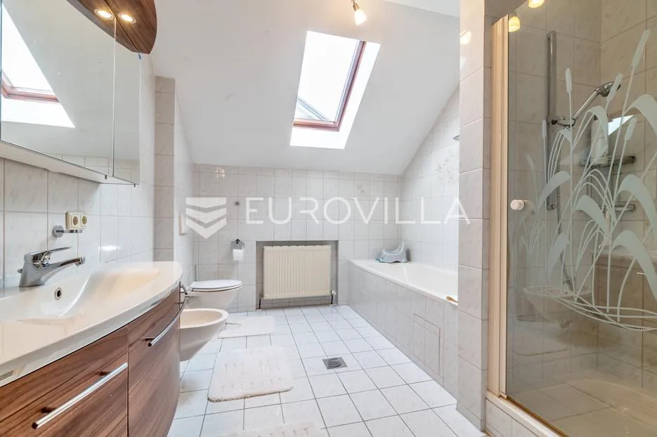 zagreb, sesvetski kraljevec, kvalitetna kuća s dva stana i garažom 390 m2 - slika 15