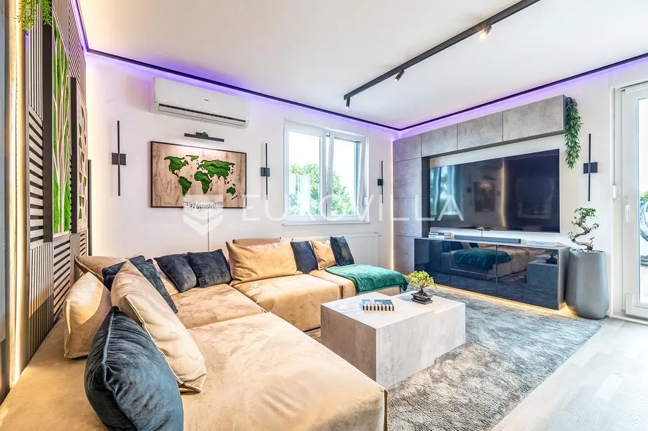 Zagreb, Blato, namješten trosoban stan s prostranom terasom i vanjskim parkirnim mjestom 76 m²