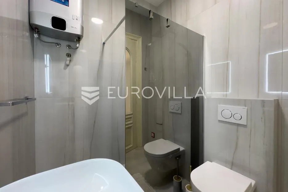 istra, pula, u centru grada moderno opremljen trosobni stan 85 m² - slika 11