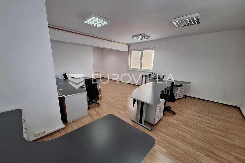 Karlovac, Ilovac, poslovna zgrada 530 m² s uredima i skladištem, odlična lokacija