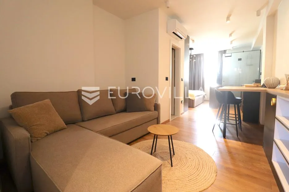 Istra, Poreč, potpuno renovirana kuća u staroj jezgri, 3 studio apartmana, pogled na more