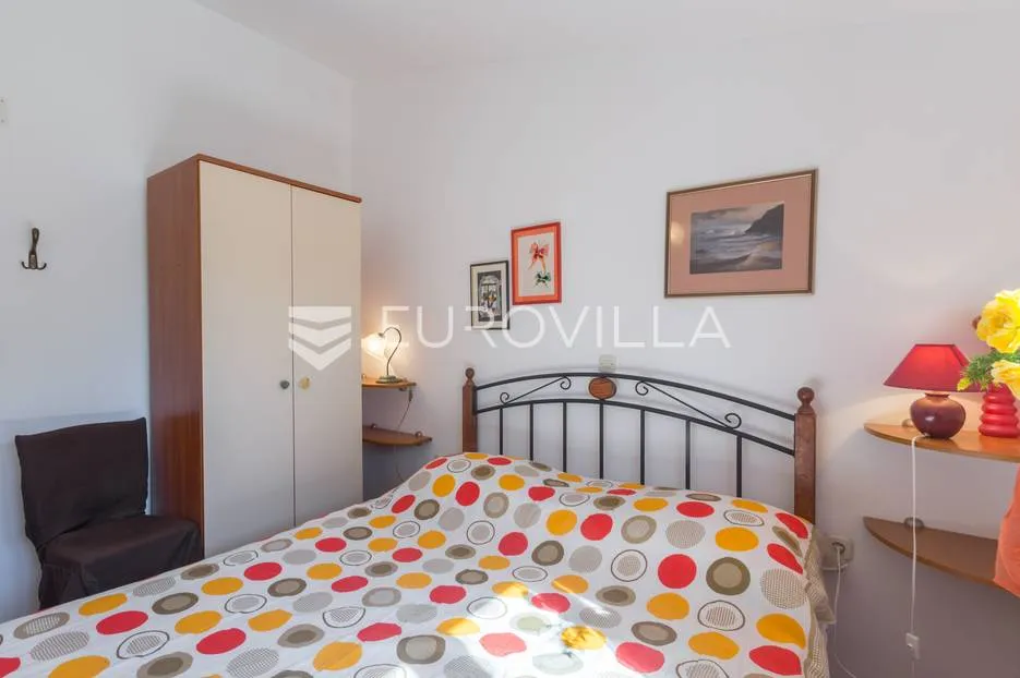 pula, veli vrh, vila s 4 odvojena apartmana, bazenom i velikom okućnicom - slika 58