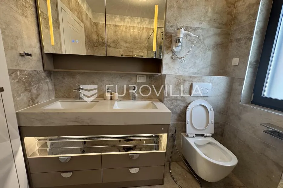 istra, rovinj, luksuzan namješten trosoban stan 130m2 u prizemlju s vrtom i bazenom - slika 10