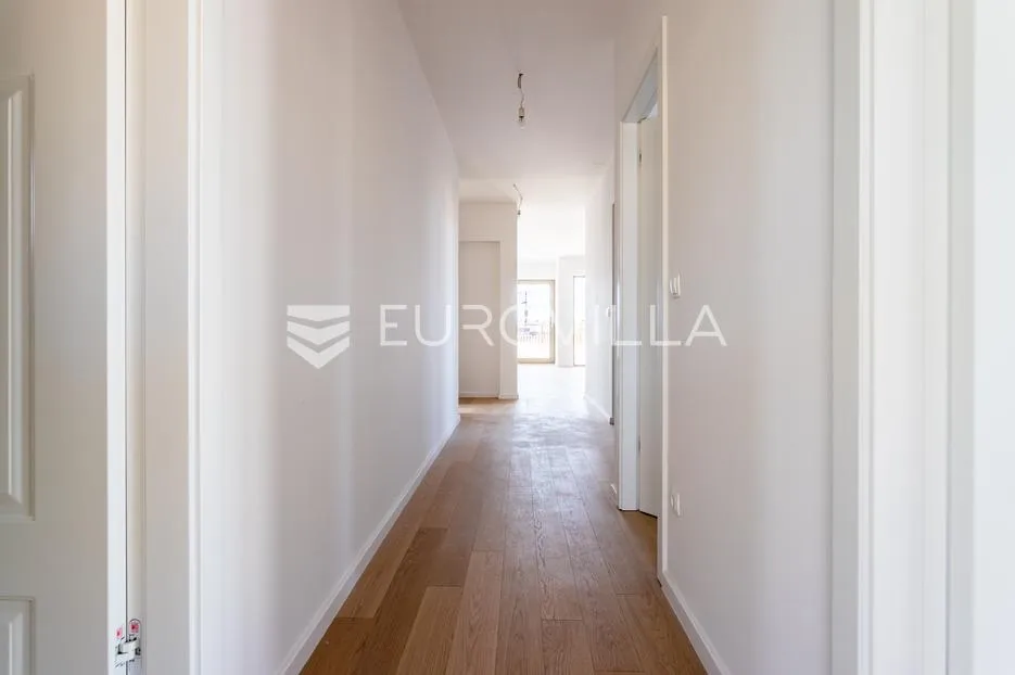 split, prekrasan penthouse s pogledom na more i grad - slika 26