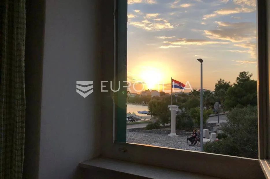 vodice , srima, prekrasna kamena vila prvi red do mora - slika 4