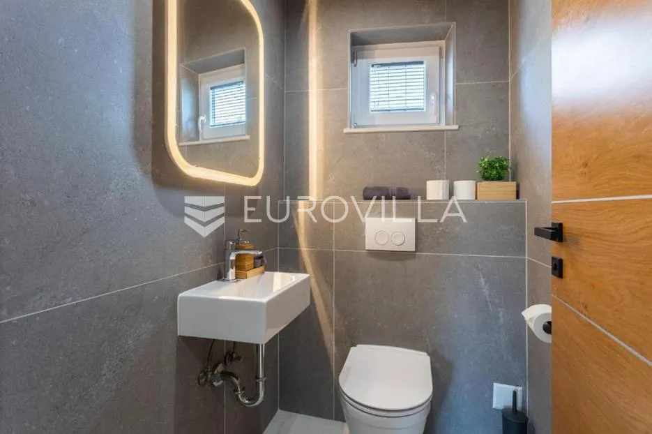 istra, svetvinčenat, moderna i elegantna vila 230 m², na uređenoj okućnici - slika 19
