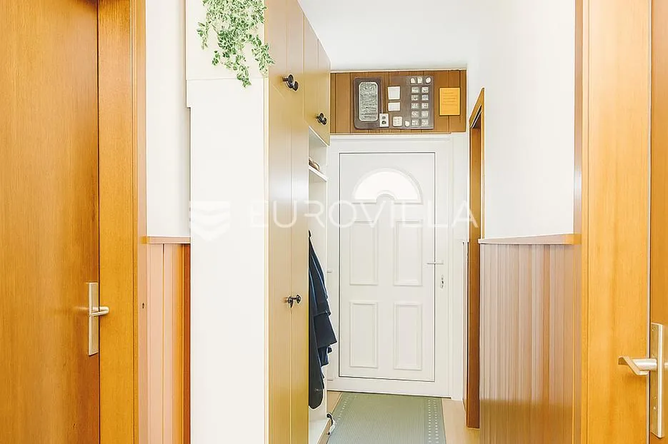 kaštel stari, trosoban stan površine 81.88 m² i poslovni prostor površine 32.65 m² - slika 8