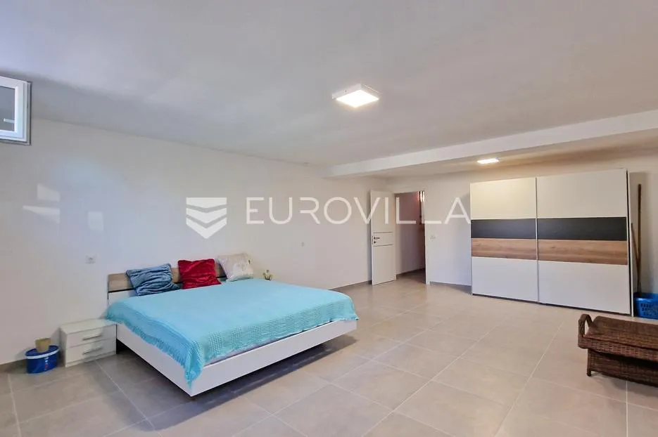 peroj, fažana, komforan stan 130 m² s vrtom 227 m² i prostranim suterenom - slika 25