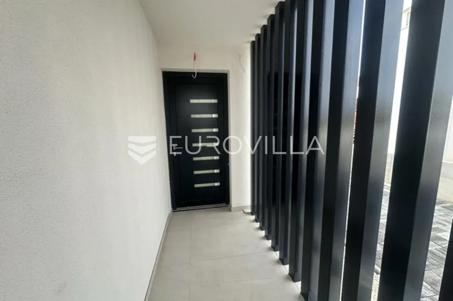 istra, ližnjan, dvojna kuća 150 m² s pogledom more, bazenom i uređenom okućnicom - slika 3
