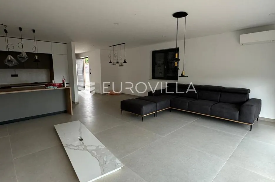 Opatija, Pobri, troetažni stan u novogradnji 269,38 m²