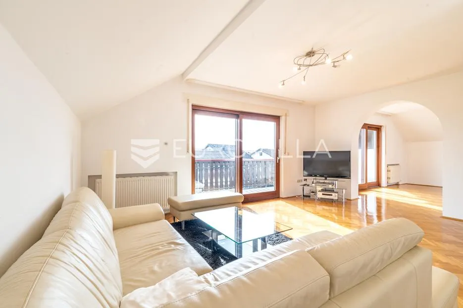 zagreb, sesvetski kraljevec, kvalitetna kuća s dva stana i garažom 390 m2 - slika 9