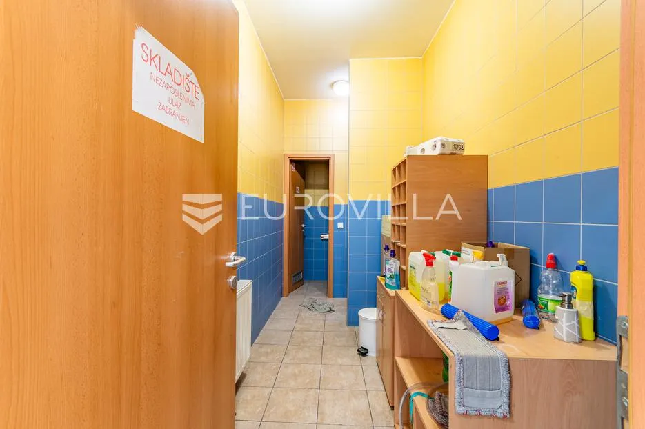 prelog, poslovni kompleks površine 3725 m² - slika 15