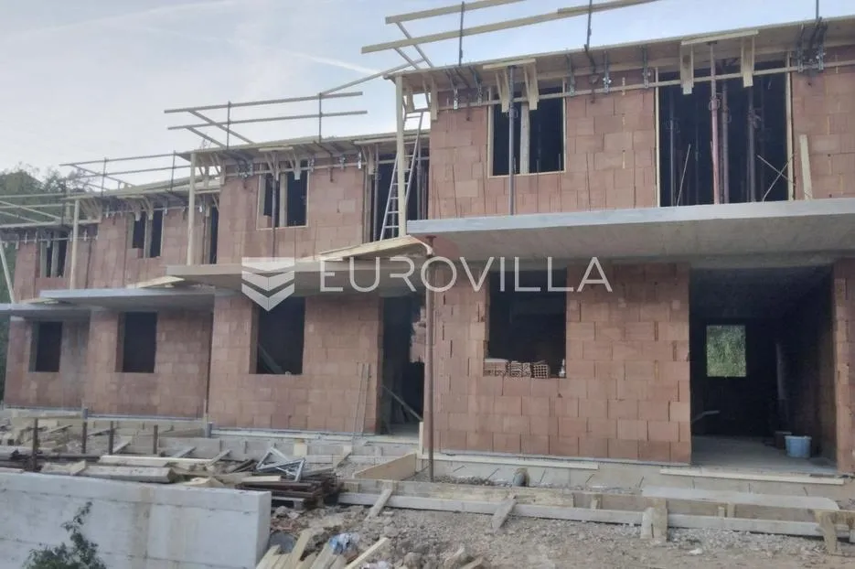Rijeka, Škurinje, kuća u nizu, 100 m2, odlična lokacija, četverosoban stan, visoki roh- bau