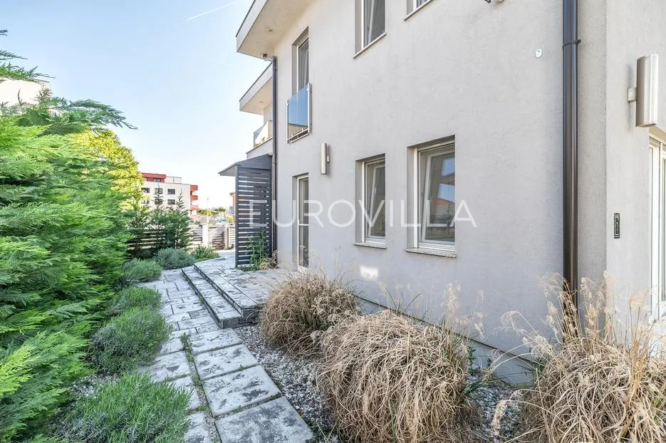 zagreb, blato, luksuzna dvojna kuća 320 m² - slika 21