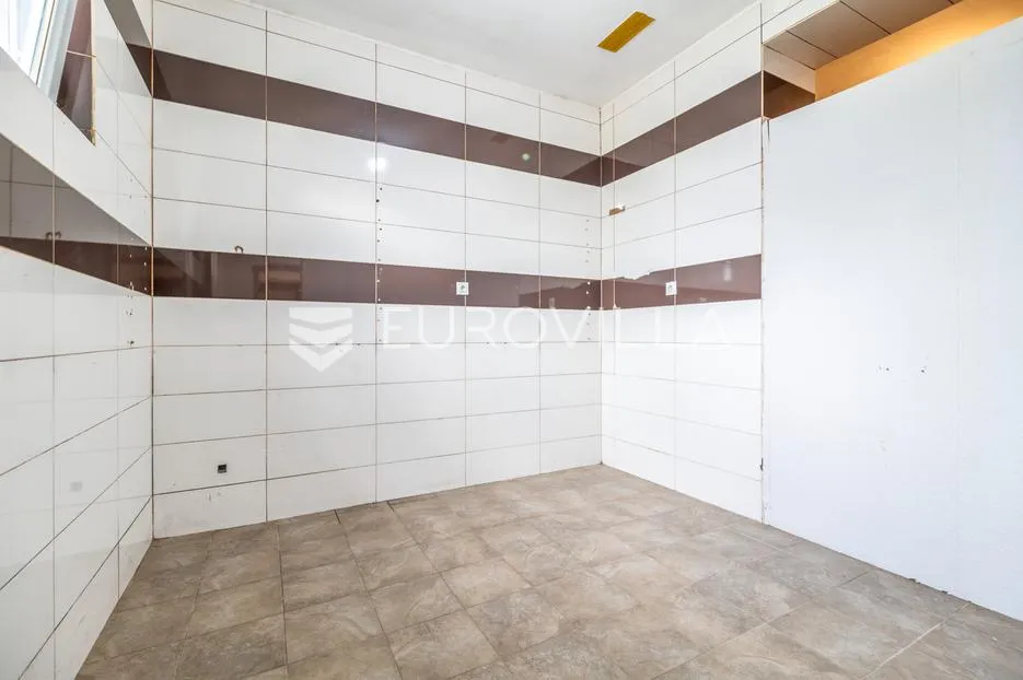 gornji stupnik, ulični lokal površine127 m² s dvorištem - slika 3