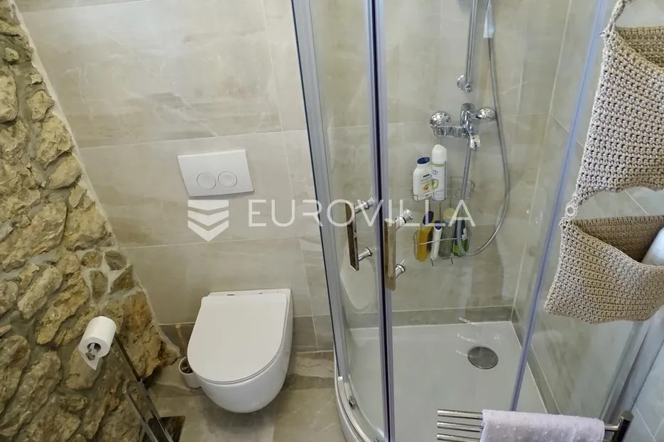 krk, omišalj, adaptirana kamena kuća u nizu s pogledom na more površine 54 m² - slika 8