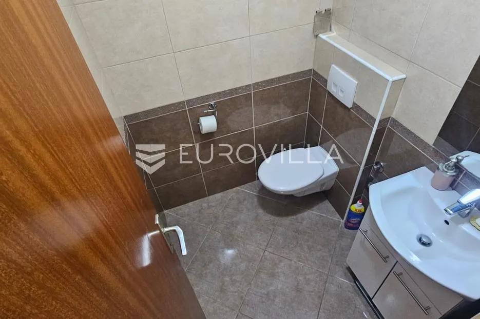 split, pujanke trosoban stan od 79 m² u zgradi te ostavu u podrumu - slika 11