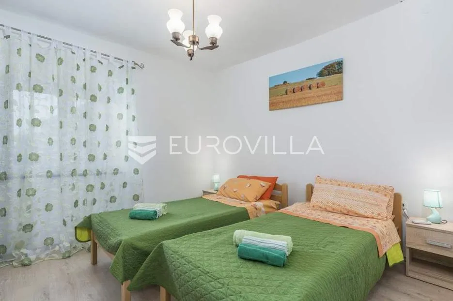 istra, tinjan, samostojeća kuća s bazenom i okućnicom 350m2 - slika 3