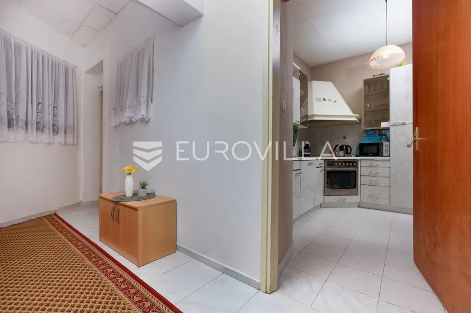 rijeka, zamet, dva uređena stana površine 95 m² s vrtom - slika 9
