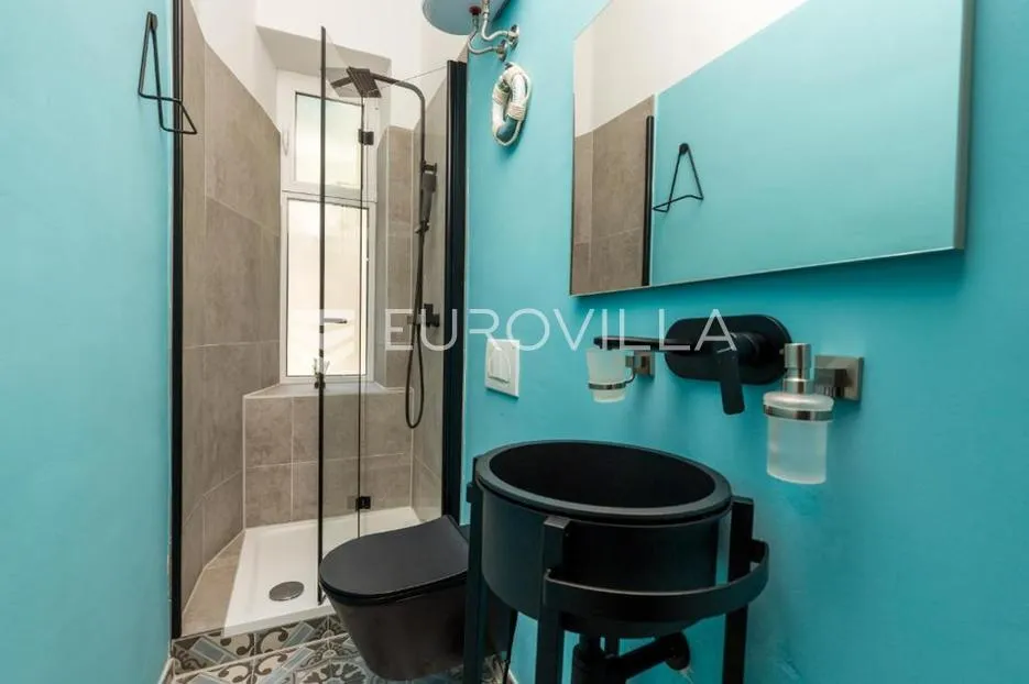 opatija, adaptiran stan 100 m², drugi red do mora, dva balkona - slika 14